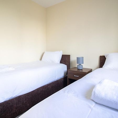 Newly Launched Two Bedroom House By Den Accommodation Short Lets & Serviced Accommodation With Garden لندن المظهر الخارجي الصورة
