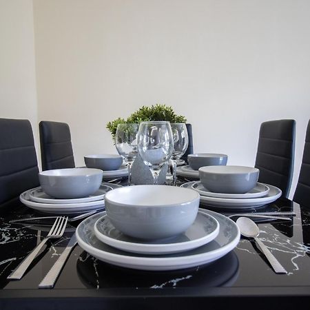 Newly Launched Two Bedroom House By Den Accommodation Short Lets & Serviced Accommodation With Garden لندن المظهر الخارجي الصورة