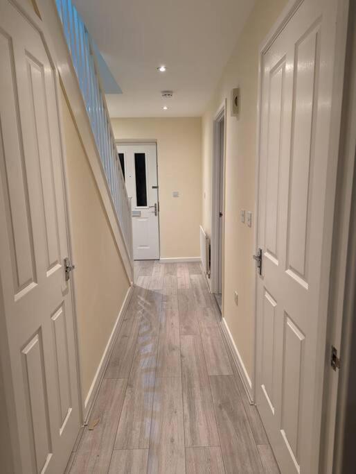 Newly Launched Two Bedroom House By Den Accommodation Short Lets & Serviced Accommodation With Garden لندن المظهر الخارجي الصورة