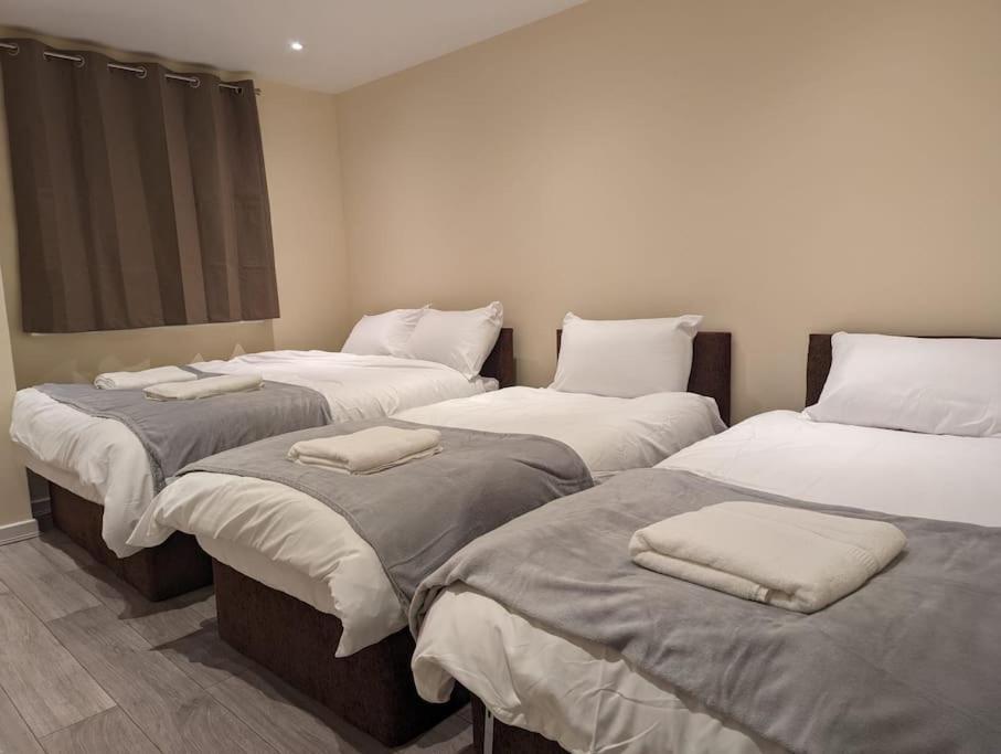 Newly Launched Two Bedroom House By Den Accommodation Short Lets & Serviced Accommodation With Garden لندن المظهر الخارجي الصورة
