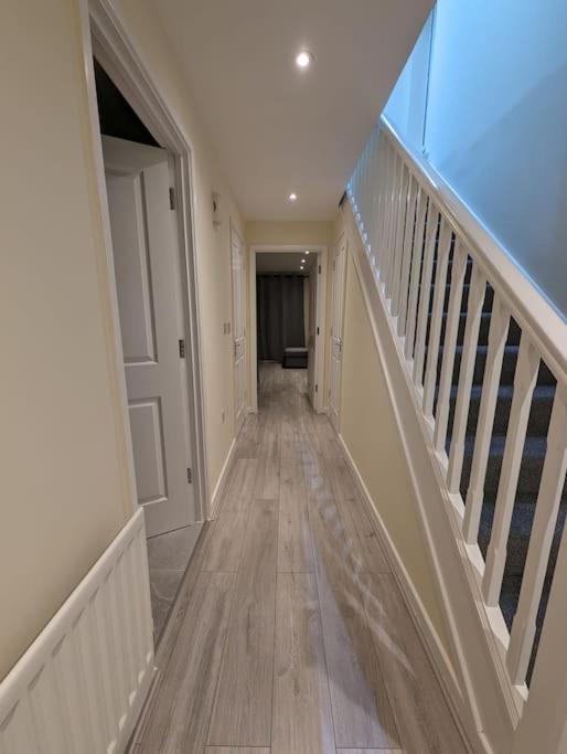 Newly Launched Two Bedroom House By Den Accommodation Short Lets & Serviced Accommodation With Garden لندن المظهر الخارجي الصورة