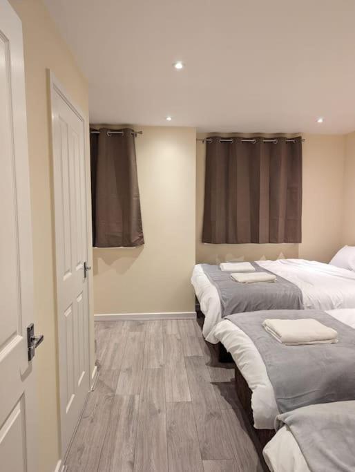 Newly Launched Two Bedroom House By Den Accommodation Short Lets & Serviced Accommodation With Garden لندن المظهر الخارجي الصورة
