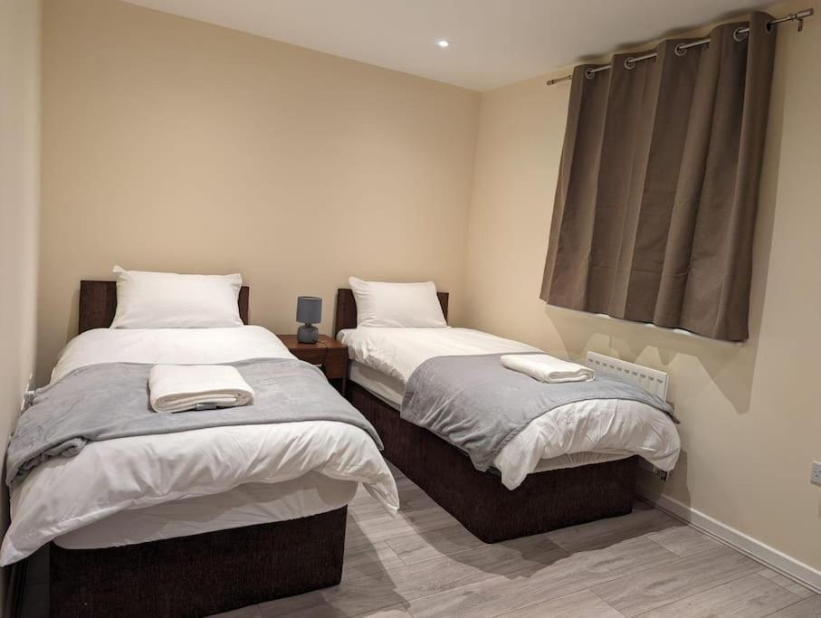 Newly Launched Two Bedroom House By Den Accommodation Short Lets & Serviced Accommodation With Garden لندن المظهر الخارجي الصورة