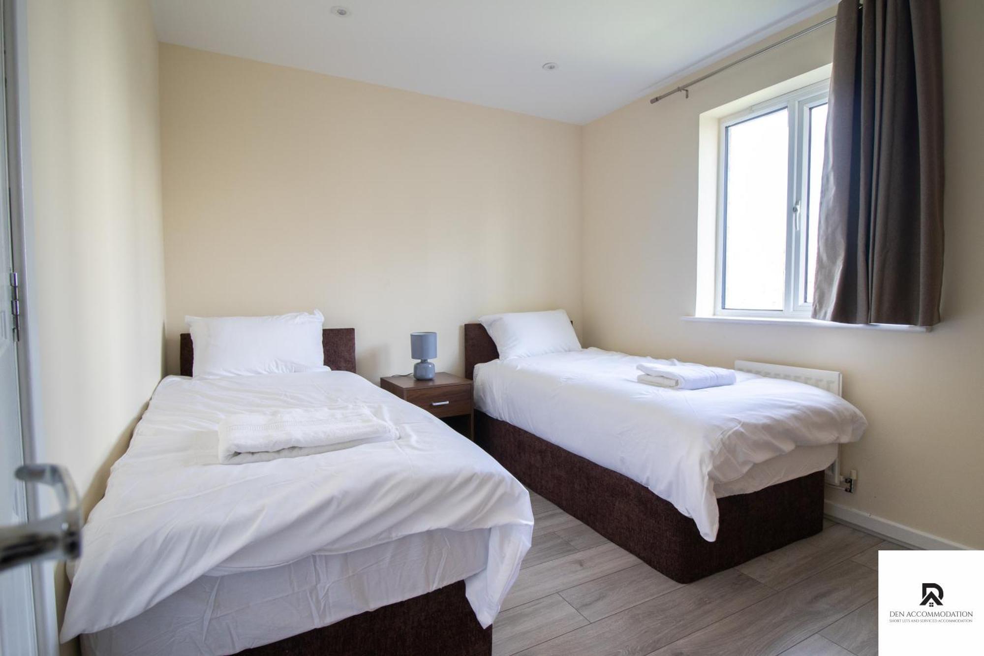 Newly Launched Two Bedroom House By Den Accommodation Short Lets & Serviced Accommodation With Garden لندن المظهر الخارجي الصورة