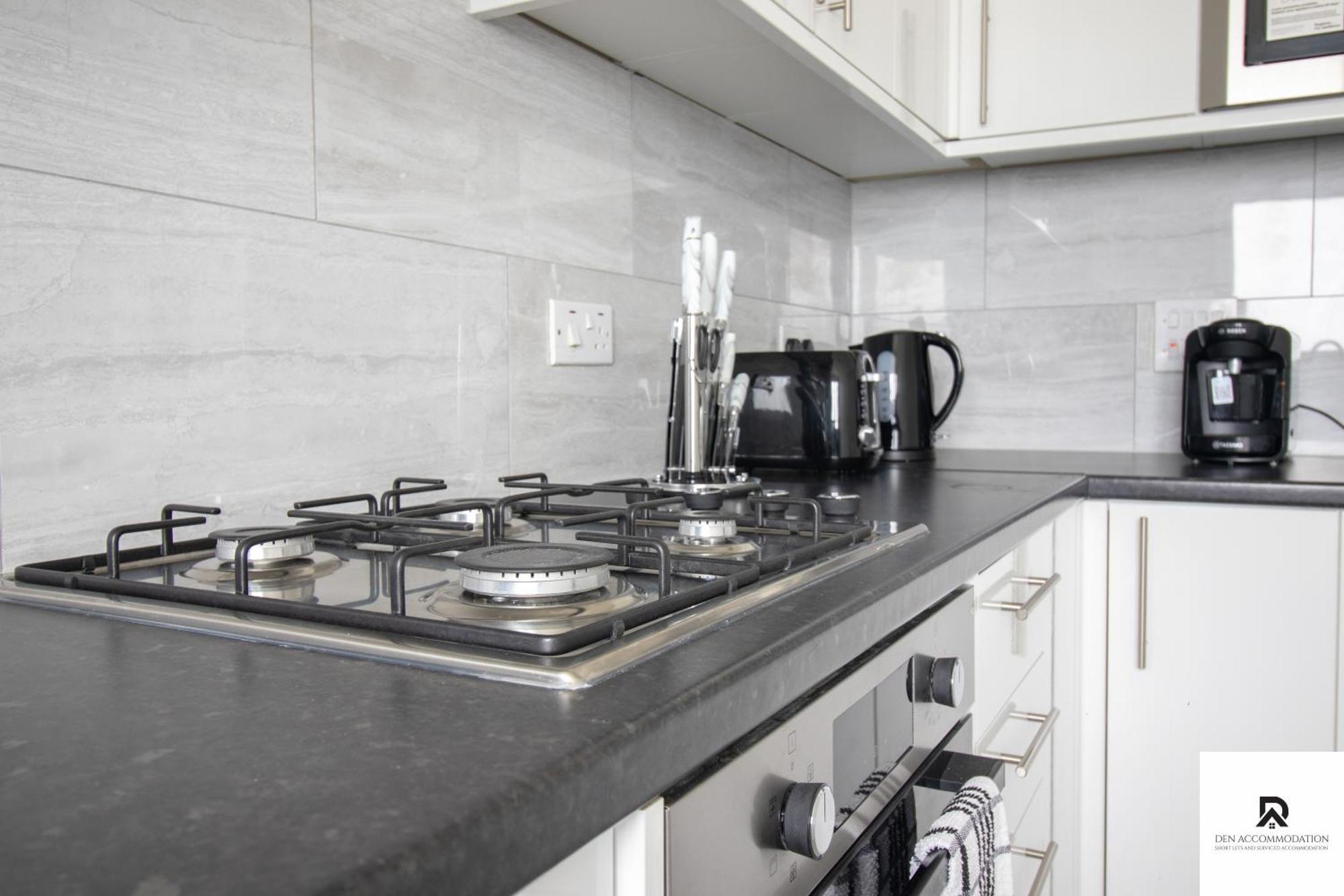 Newly Launched Two Bedroom House By Den Accommodation Short Lets & Serviced Accommodation With Garden لندن المظهر الخارجي الصورة