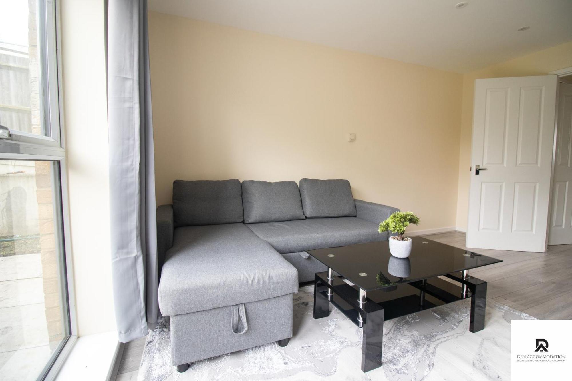 Newly Launched Two Bedroom House By Den Accommodation Short Lets & Serviced Accommodation With Garden لندن المظهر الخارجي الصورة