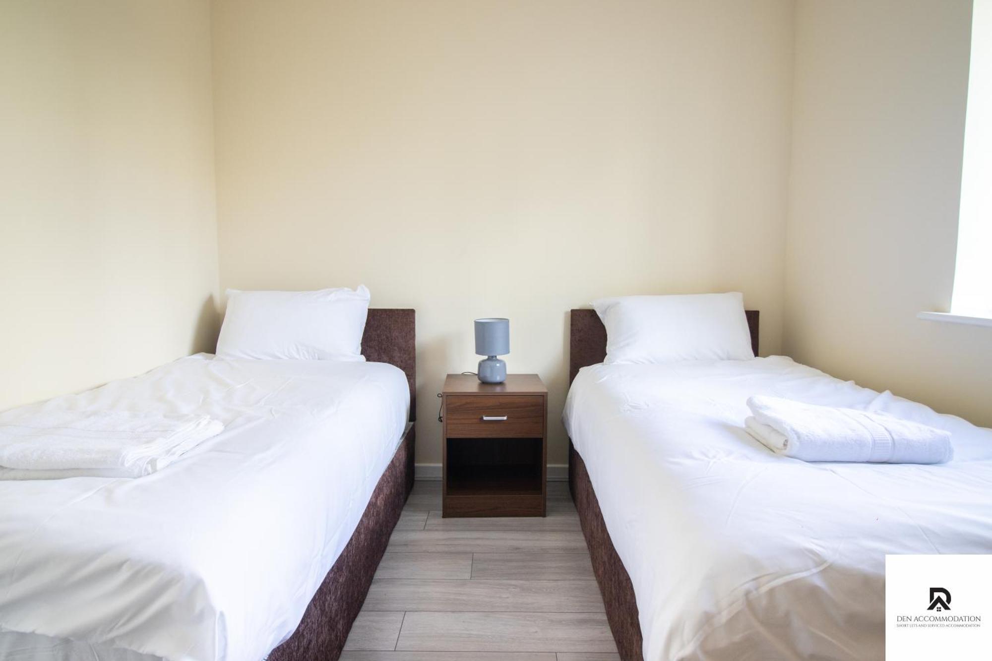 Newly Launched Two Bedroom House By Den Accommodation Short Lets & Serviced Accommodation With Garden لندن المظهر الخارجي الصورة