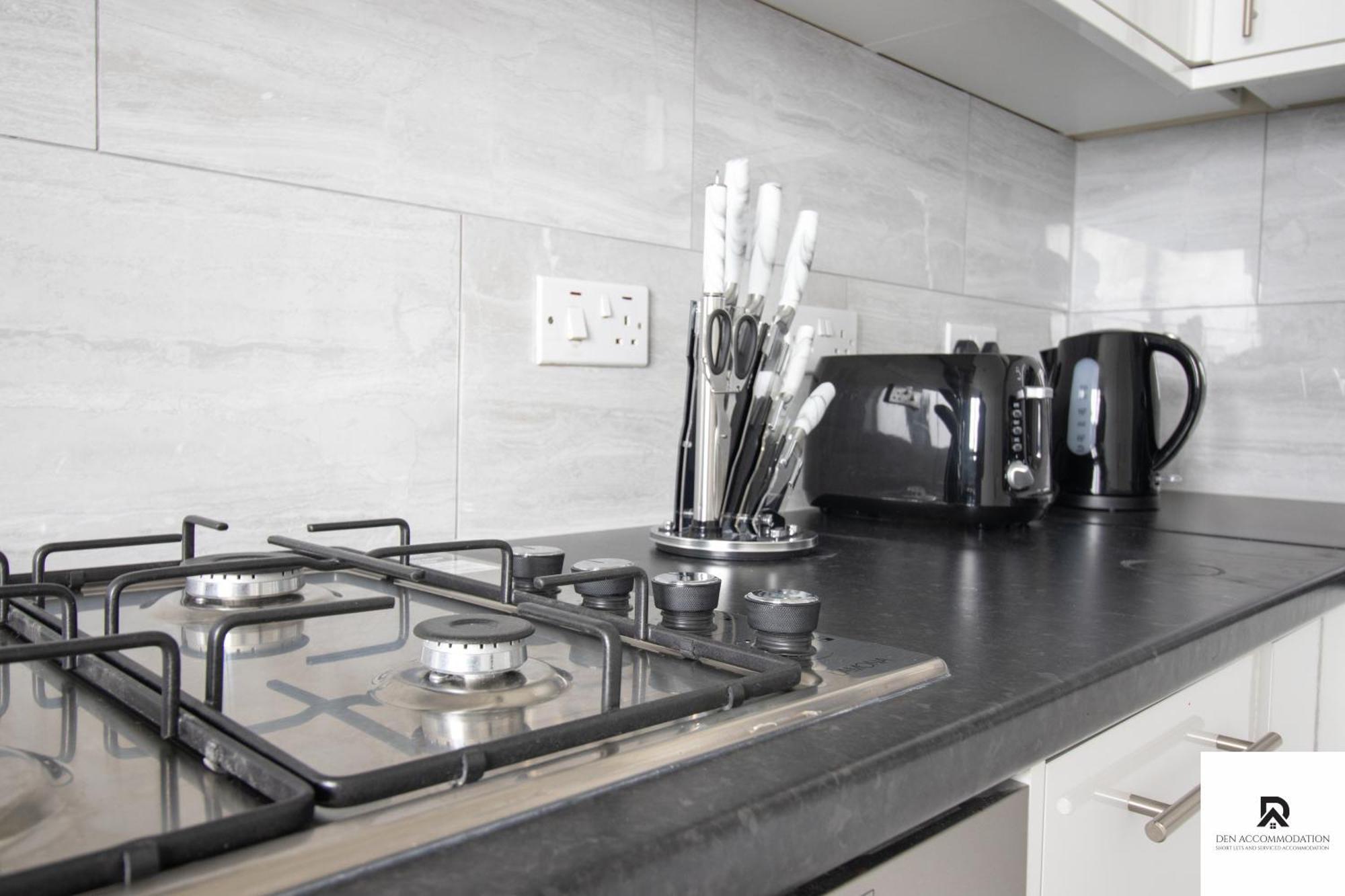 Newly Launched Two Bedroom House By Den Accommodation Short Lets & Serviced Accommodation With Garden لندن المظهر الخارجي الصورة