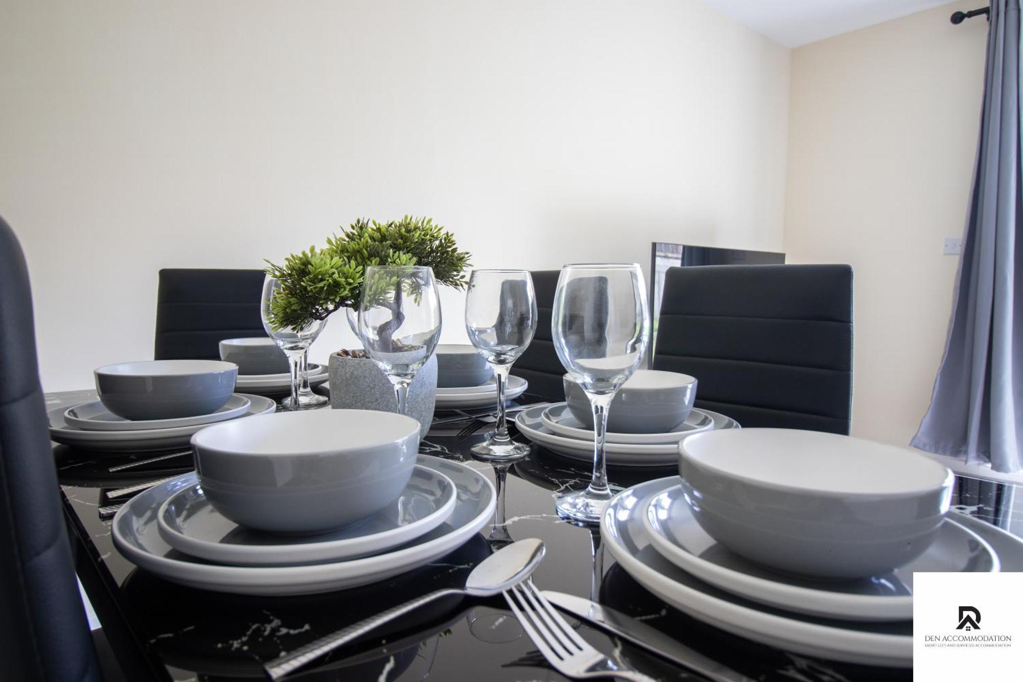 Newly Launched Two Bedroom House By Den Accommodation Short Lets & Serviced Accommodation With Garden لندن المظهر الخارجي الصورة